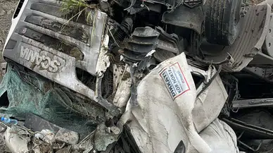Burdur’da tır devrildi: sürücü yaralı, araç hurdaya döndü