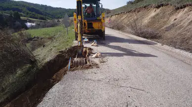 Sivas’ta Davulalan Köyü Yolunda Toprak Kayması Sonrası Hızlı Müdahale: Yol Ulaşıma Açı