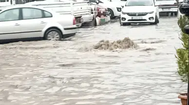 Sağanak Yağış: Cadde ve Sokaklar Adeta Göle Döndü!