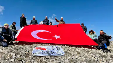 11 Sporcuyla Tecer Dağı Zirvesinde Ay Yıldızlı Gurur!