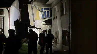 Sivas'ta İki Katlı Ev Yan Yattı: Yaşlı Adam Kendi İmkanıyla Kurtuldu