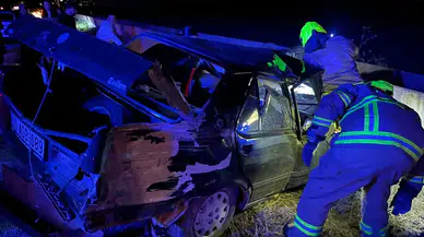 Gönen’de Gece Yarısı Kaza: Araçta Sıkışan 2 Yaralı Kurtarıldı