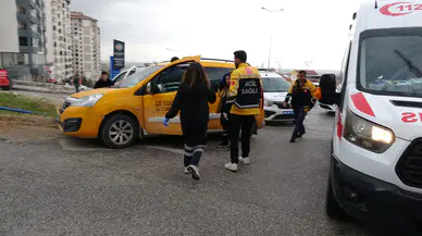 Motosiklet ile Taksi Çarpıştı, Sürücüler Birbirine Girdi