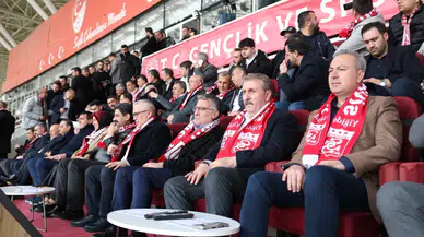 Sivas Valisi ve Milletvekilleri Tribünde