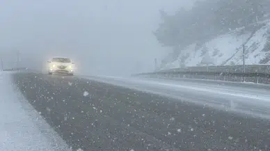 Sivas'ta kış geri döndü: Geçitler karla kaplandı