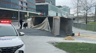 Hafriyat kamyonu devrildi, yol kontrollü olarak açıldı