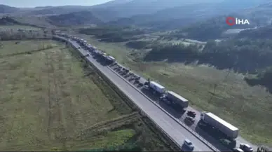 Sivas’ta Tır Devrildi Trafik Saatlerce Aksadı!
