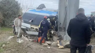 Özel halk otobüsü üst geçide çarptı: 4 kişi hayatını kaybetti