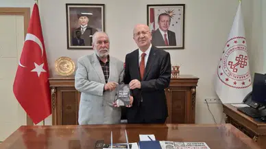 Sivas’ta Şair Zeki Çakır’dan İl Kültür ve Turizm Müdürü Aziz Erdoğan’a Kitap Takdimi