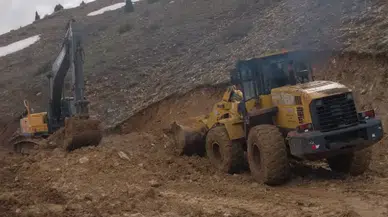Kangal Dağönü–Gençali Yolunda Heyelan Bölgesinde Çalışmalar Sürüyor