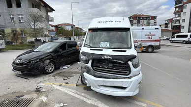 Öğrenci Servisi ile Otomobil Çarpıştı: 10 Öğrenci Yaralı