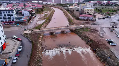 Sivas’ta Bahar Şaşkınlığı: Kızılırmak Kızıl Renge Büründü
