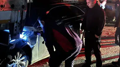 İki tır arasında sıkışan otomobil kağıt gibi ezildi