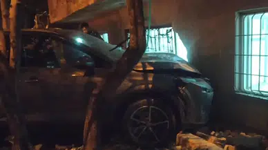 Kontrolden Çıkan Araç Bahçe Duvarını Yıkıp Eve Girdi
