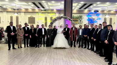 AK Parti Sivas İl Başkanı Tanrıverdi, Düğün Töreninde Genç Çifti Yalnız Bırakmadı