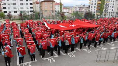Sivas’ta 900 Öğrenciden Türk Bayraklı Dev Koreografi!