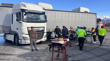 Erzincan-Sivas Yolunda Tır ile Otomobil Çarpıştı: 2 Kişi Yaralı