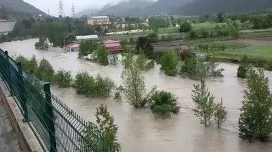 Sivas ve Tokat Sınırında Sel Alarmı: Kelkit Çayı Taştı, Bölgede Hayat Durma Noktasına Geldi