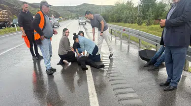 Kaza yapanlara yardıma giden sürücüye otomobil çarptı