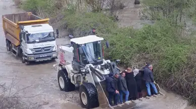 Sivas’ta Sel Yolları Kapattı: Cenazeye Kepçeyle Gittiler