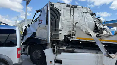 Burdur-Antalya Yolunda Kaza: Tır Kamyona Arkadan Çarptı