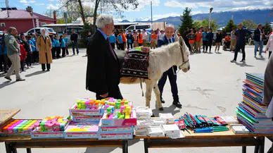 Eşekli Dostoyevski Köy Köy Gezip Öğrencilere Kitap Dağıttı!