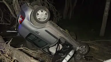 Şarkışla’da Otomobil Ağaca Çarpıp Devrildi