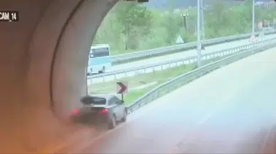 Trafik Levhasına ve Bariyerlere Çarpan Araç Hurdaya Döndü