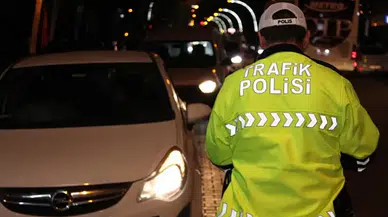 KOYULHİSAR D-100 KARAYOLU’NDA TRAFİK KAZASI: 1 ÖLÜ, 2 YARALI, 1 KİŞİYE ULAŞILAMIYOR