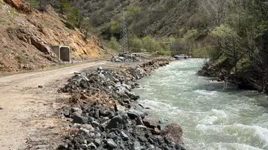 Koyulhisar’da Dere Taşkını Sonrası Köy Yollarında Onarım Çalışması