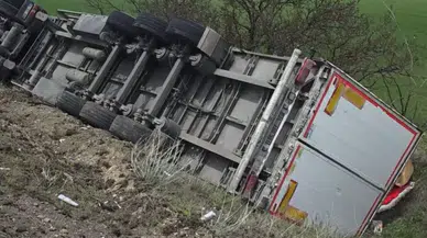 Erzincan-Sivas Karayolunda Tır Devrildi!