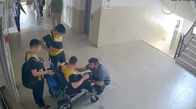Asansör Bozulunca Öğretmen Engelli Öğrencisini Sırtında Taşıdı