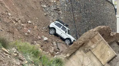 İstinat Duvarı Çöktü: Park Halindeki Araç Sürüklendi