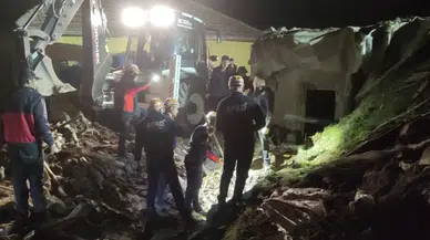 Sivas'ta çöken çatının altında kalan 13 hayvan telef oldu