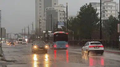 Sivas’ta Akşam Saatlerinde Kuvvetli Yağış Etkili Oldu: Hayat Felç Oldu
