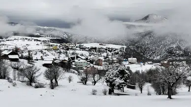 Sivas'ın Yüksek Kesimlerine Mayıs Karı Yağdı: Eşsiz Manzara