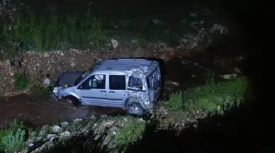 Hafif ticari araç dereye uçtu