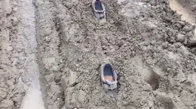 Sivas’ta köy yolu çamura döndü, vatandaş mahsur kaldı