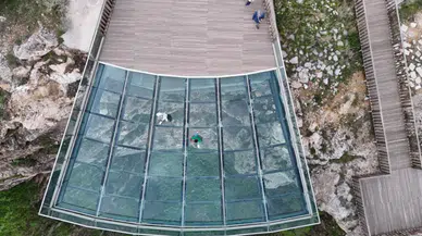 Divriği Cam Seyir Terası Ziyaretçilerine Adrenalin Dolu Anlar Yaşatıyor