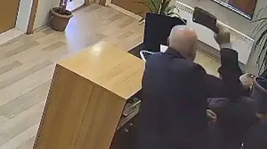 Belediye Binasında Dehşet Anları: Satırla Saldırdı!