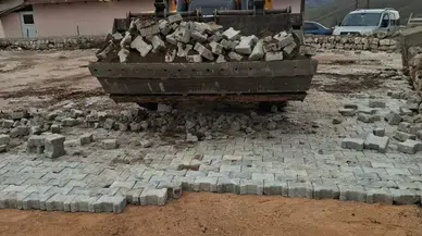Gürün’de Köylerde Kilitli Parke Taşı Döşeme Çalışmaları Başladı!