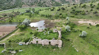 8 Asırlık Çınçınlı Sultan Hanı Adeta Zamana Direniyor