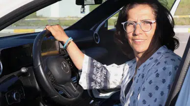 Sivas’ta 56 yaşındaki kadın, annesinin mezarını ziyaret edebilmek için ehliyet aldı, sevincini Kafkas dansıyla kutladı