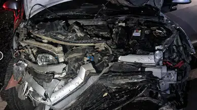 Bankette duran otomobile çarpan araç hurdaya döndü