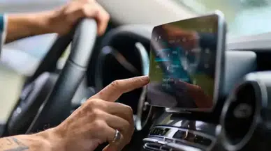Araç içi telefon tutucular ve multimedya sistemleri için karar verildi