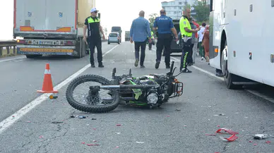 Arızalı otobüse çarpan motosikletli hayatını kaybetti