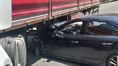Feci Kazada Mucize Kurtuluş! Tırın Altına Giren Otomobil Demir Yığınına Döndü