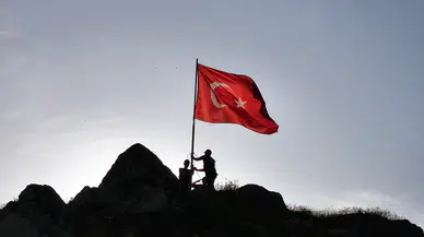Sivas'ta Hevük Kalesi'nin Zirvesinde Şanlı Bayrağımız Yenilendi