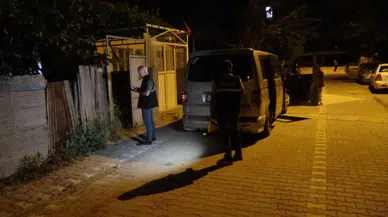 İki oğluyla gittiği ev baskınında bıçaklandı
