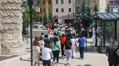 752 Yıllık Mucizede Hafta Sonu İğne Atsan Yere Düşmedi! Görenler Hayran Kalıyor!